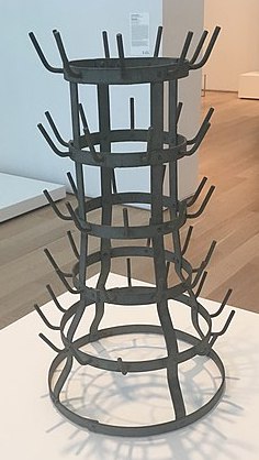 Marcel Duchamp. Scolabottiglie, 1914 -1964, ready-made, in ferro